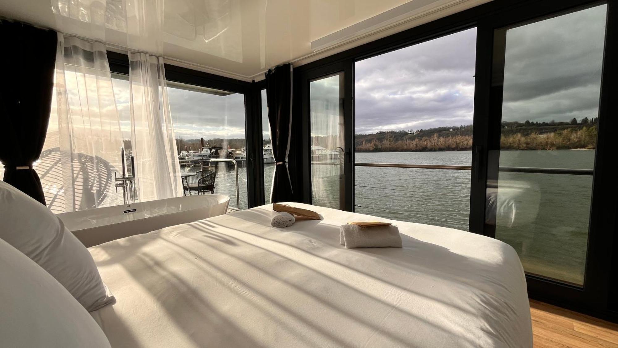 L'Escale Royale - Nid d'amour sur l'eau avec Jacuzzi à 40 min de Paris Saint-Martin-la-Garenne Exterior foto