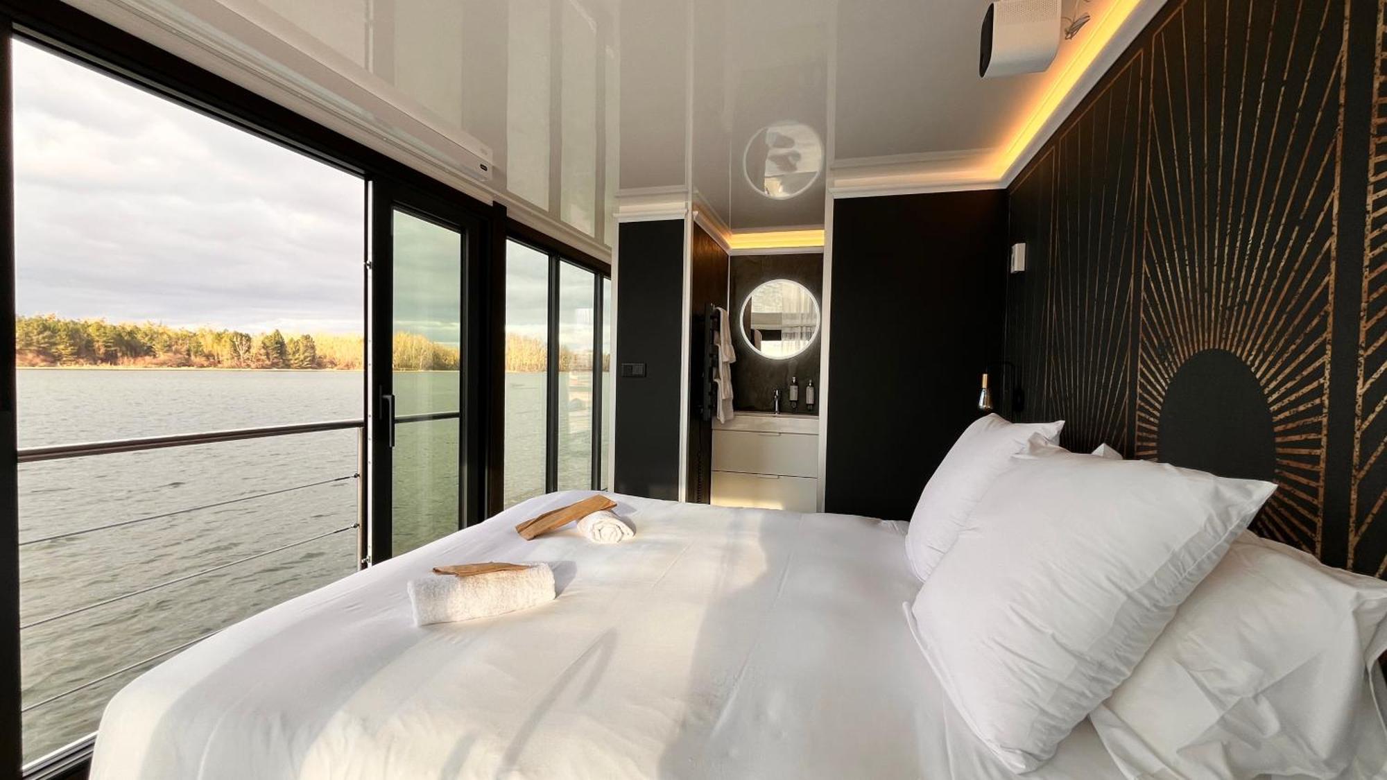 L'Escale Royale - Nid d'amour sur l'eau avec Jacuzzi à 40 min de Paris Saint-Martin-la-Garenne Exterior foto
