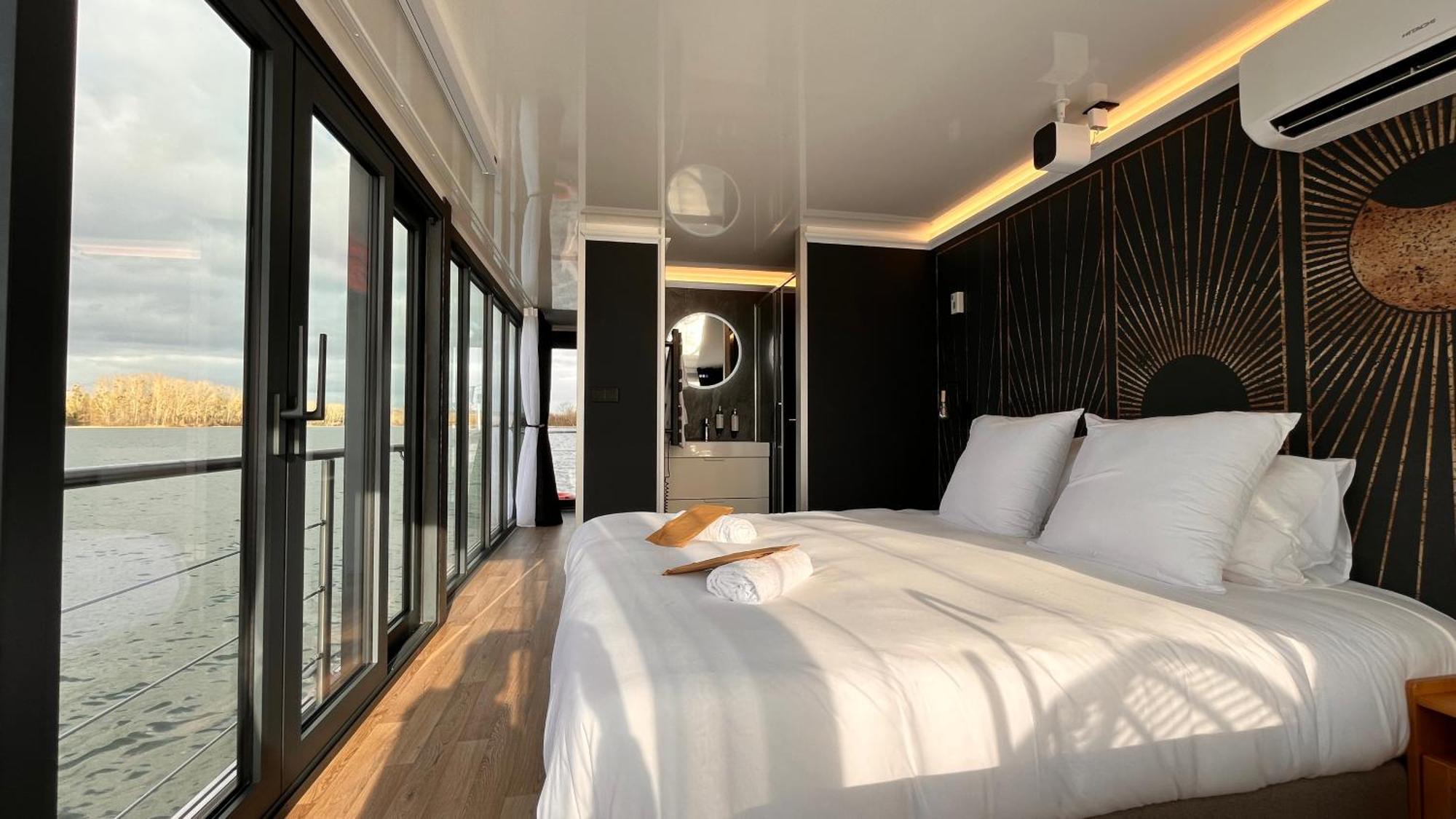 L'Escale Royale - Nid d'amour sur l'eau avec Jacuzzi à 40 min de Paris Saint-Martin-la-Garenne Exterior foto