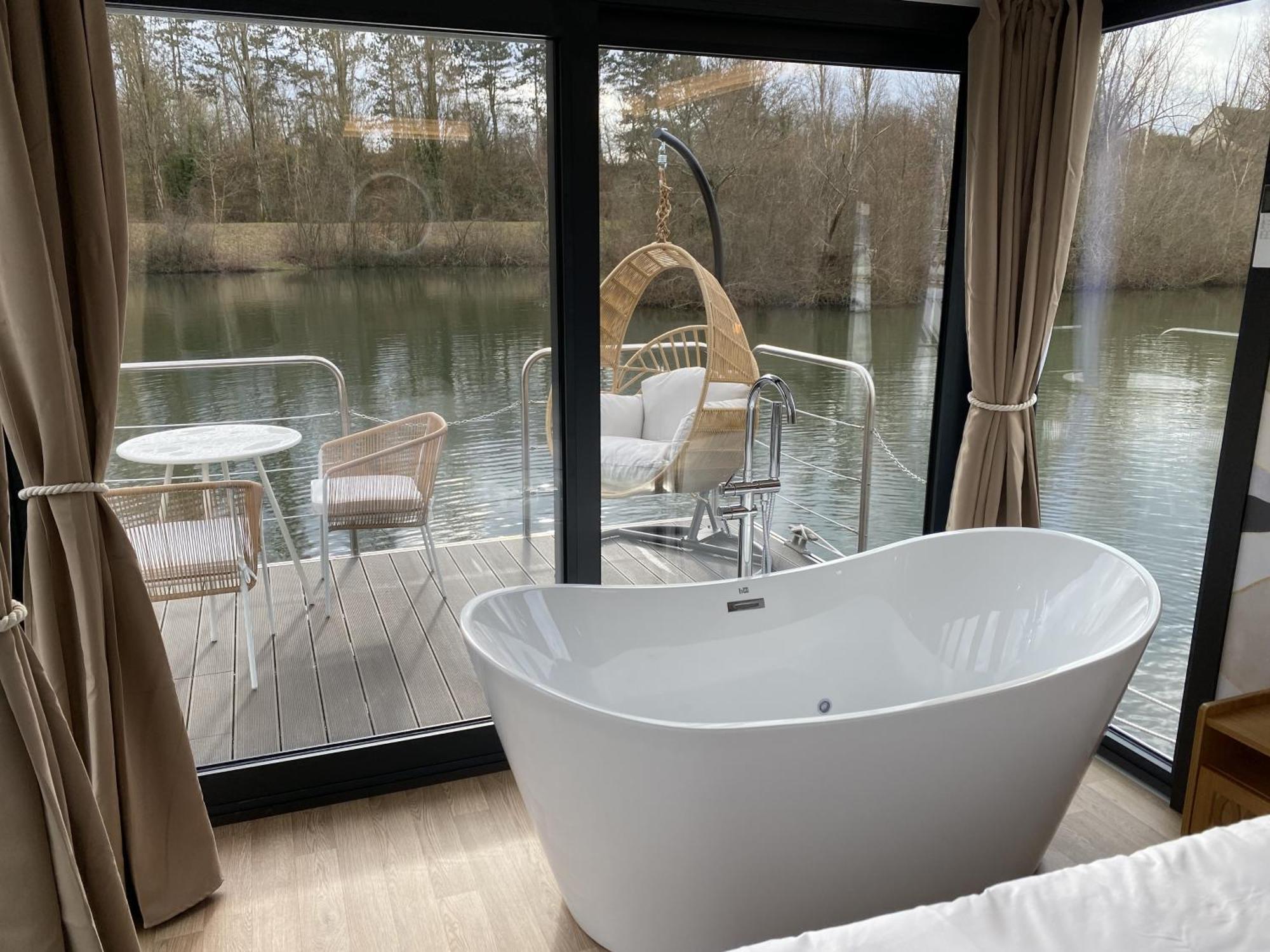 L'Escale Royale - Nid d'amour sur l'eau avec Jacuzzi à 40 min de Paris Saint-Martin-la-Garenne Exterior foto