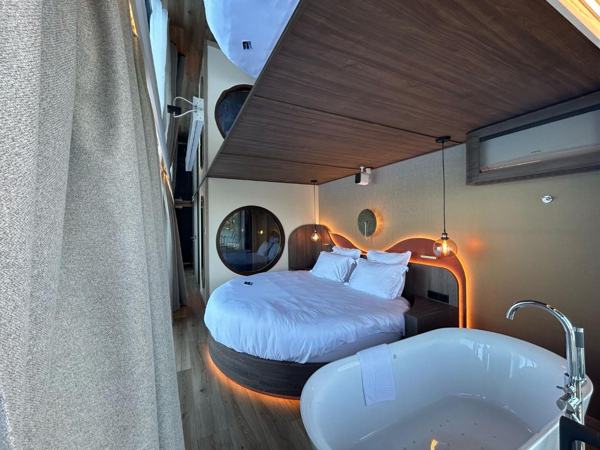 L'Escale Royale - Nid d'amour sur l'eau avec Jacuzzi à 40 min de Paris Saint-Martin-la-Garenne Exterior foto